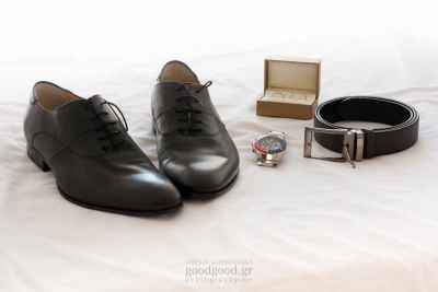 Φωτογραφία των αξεσουάρ του γαμπρού, παπούτσια, ζώνη, ρολόι και δακτυλίδια