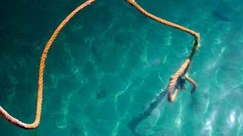 Photo of a rope sinking in the blue water